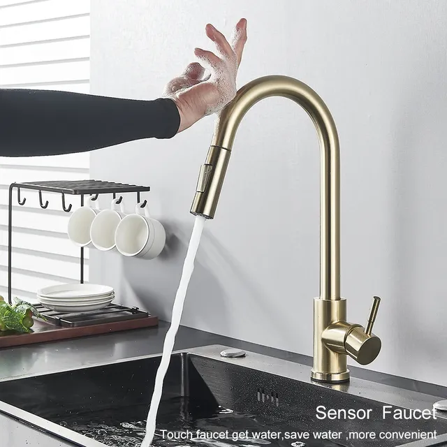 Robinet de cuisine doré à capteur extractible – vue 2