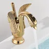 Robinet de lavabo en forme de cygne doré – vue 4