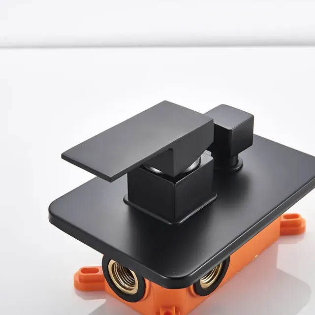 Ensemble de douche à chaud noir avec boîte orange – vue 3