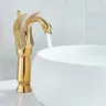 Robinet de lavabo en forme de cygne doré – vue 6