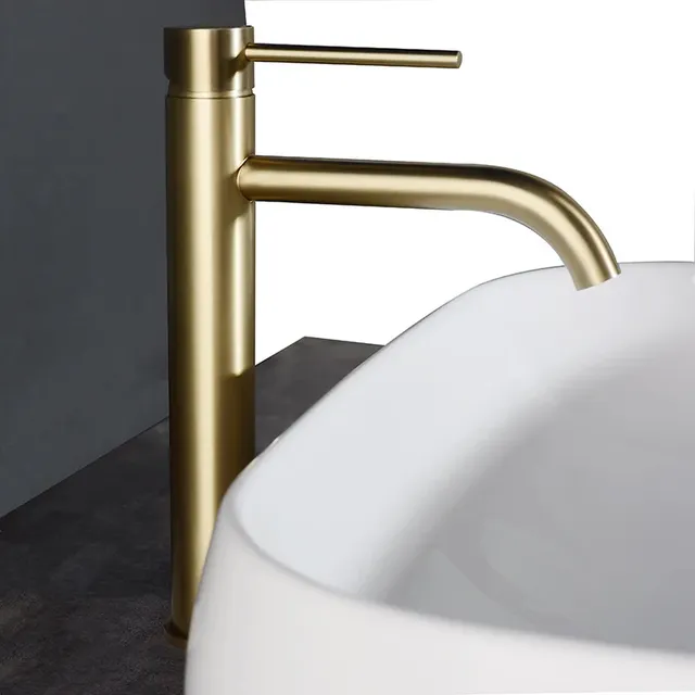 Robinet de lavabo de salle de bains en or brossé – vue 3