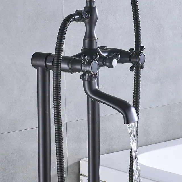 Robinet de baignoire de salle de bains sur pied noir de… – vue 3