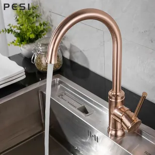 Robinet d'eau d'évier de cuisine monté sur le pont