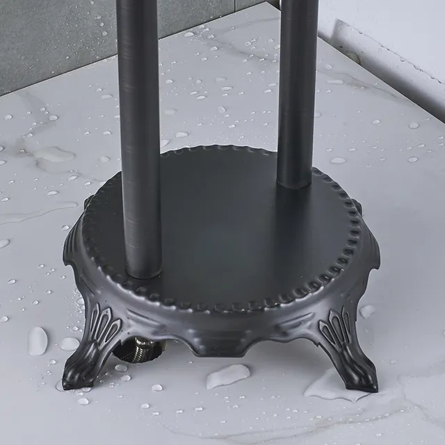 Robinet de baignoire de salle de bains sur pied noir de… – vue 7