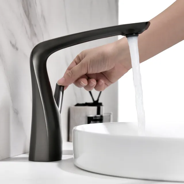 Salle de bain en laiton or rose de luxe – vue 7