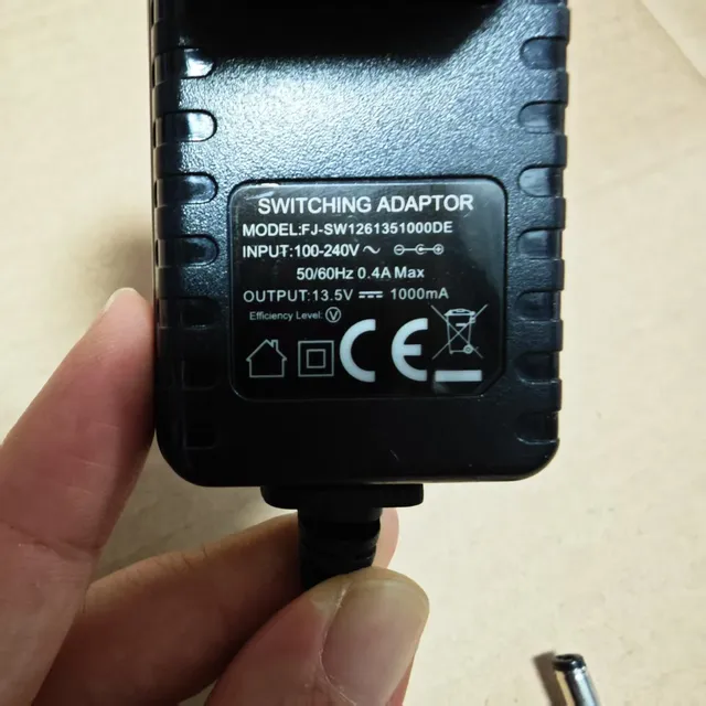 Chargeur d'alimentation 13.5V 1000mA 1.5m de longueur – vue 3
