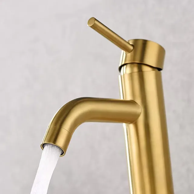 Robinet de salle de bains en tache – vue 6