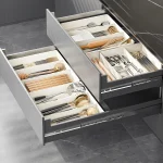 organisateur tiroir couverts plateau extensible compartiments plastique ivoire profil bas finition mate minimaliste gain place rangement ordonné ustensiles fourchettes cuillères