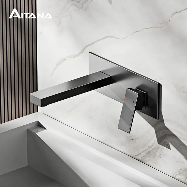 Salle de bain de luxe en laiton noir avec robinet simple – vue 2