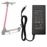 chargeur adaptateur secteur trottinette scooter électrique compact portable plastique fibre carbone noir universel del témoin automatique durable 2000milliampères