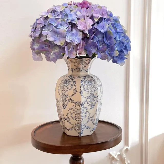 Vase peint à la main en porcelaine bleue et blanche – vue 3
