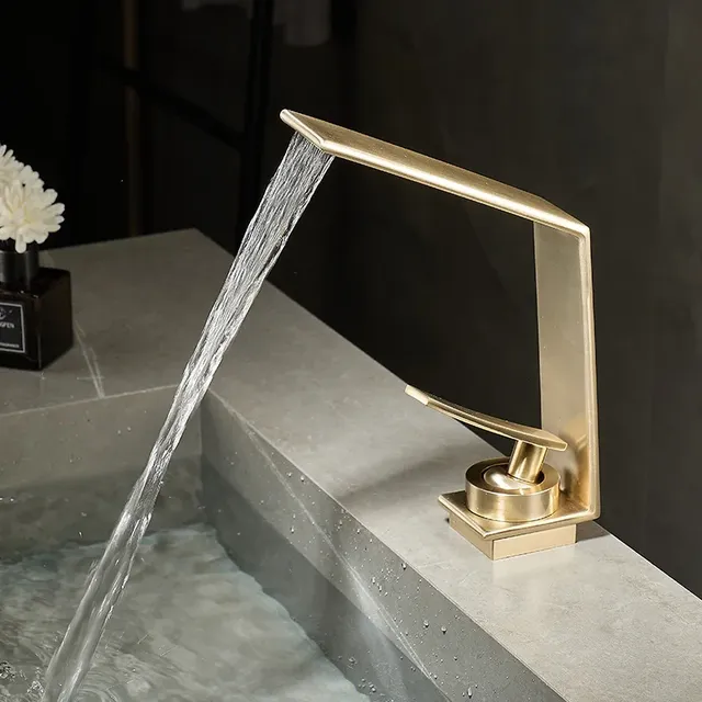 Robinet de lavabo cascade or brossé – vue 3