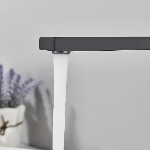 Robinet de centre commercial d'eau chaude et froide – vue 5