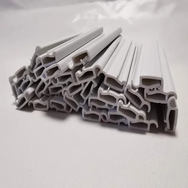Profilé PVC blanc mat extrudé forme U gorge clipable… – vue 4