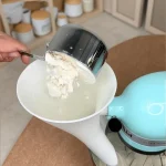 KitchenAid – entonnoir à farine pour mélangeur artisanal KSM150, 5 litres, fixation de tamis ABS avec distributeur pour la cuisson, outil de poudre sans danger