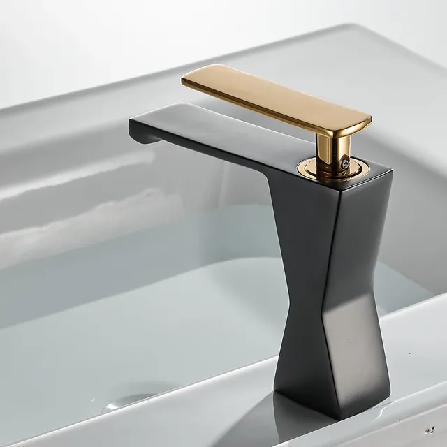 Robinet de centre commercial d'eau chaude et froide à… – vue 2