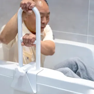 Main courante de baignoire réglable