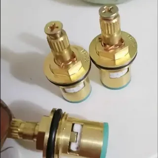 Valve de robinet universelle de remplacement