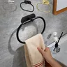 Porte-serviettes adhésif pour mur de salle de bain – vue 1