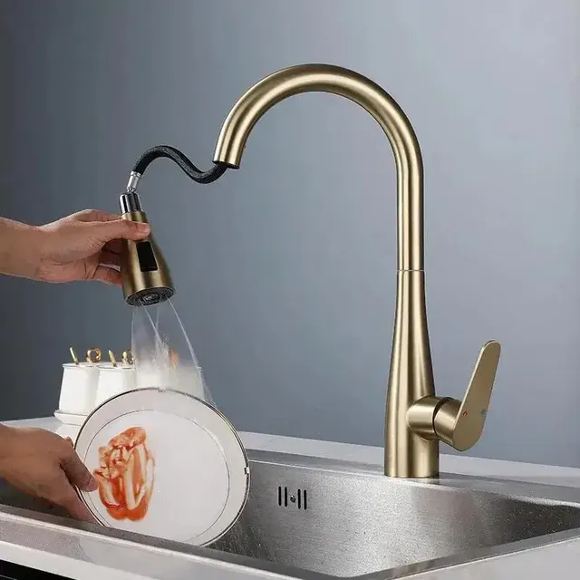 Robinet de cuisine extractible en or brossé – vue 4