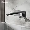 Salle de bain de luxe en laiton noir avec robinet simple – vue 4