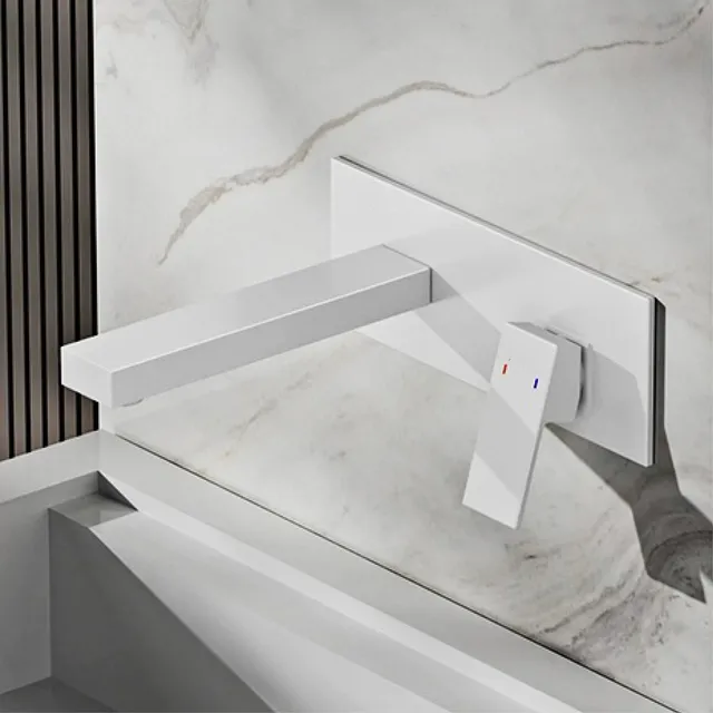 Salle de bain de luxe en laiton noir avec robinet simple – vue 3
