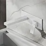 Salle de bain de luxe en laiton noir avec robinet simple – vue 3