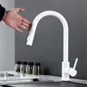 Robinets d'évier de cuisine tactiles blancs avec… – vue 2