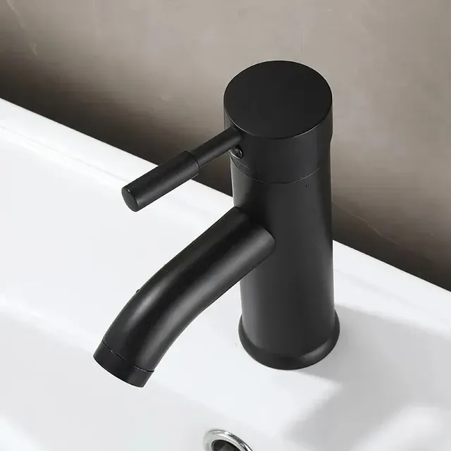 Robinet noir de style minimaliste en acier inoxydable – vue 5