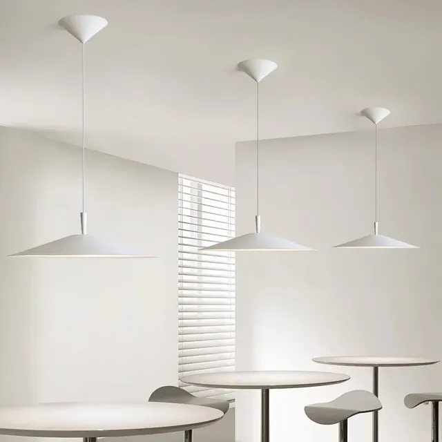 Lampe LED suspendue au design moderne et à intensité…