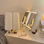 Miroir de maquillage LED de bureau avec lumière, trois fois élargi, célèbre sur Internet, beauté de bureau de dortoir, miroir de dressing de chambre à coucher