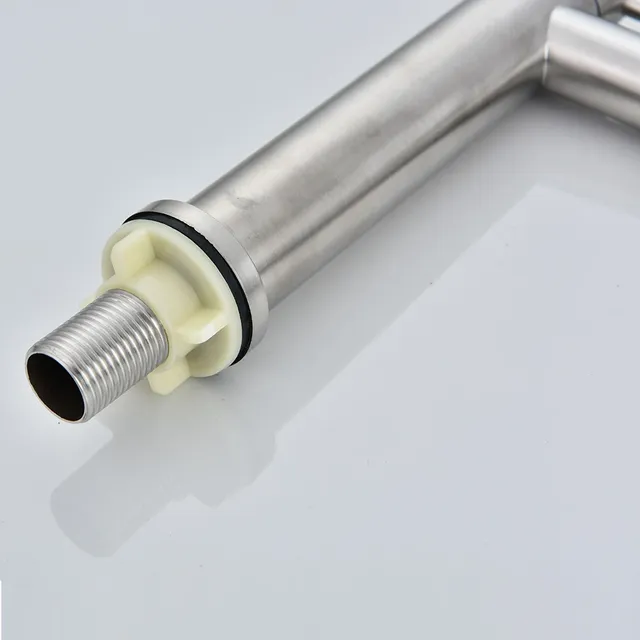 Un robinet de lavabo en acier inoxydable. Eau froide… – vue 3