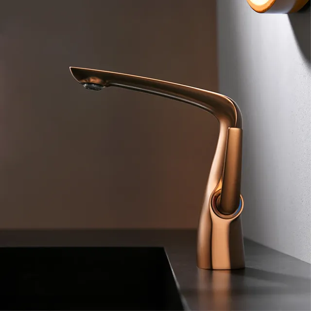 Salle de bain en laiton or rose de luxe – vue 3