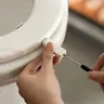 Lève-siège de toilette sanitaire en plastique blanc – vue 4