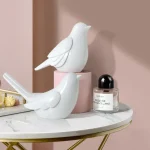 figurines oiseaux céramique blanche brillante design minimaliste lignes arrondies ailes sculptées petit contemporain style scandinave finition lisse sobre cadeau artisanal