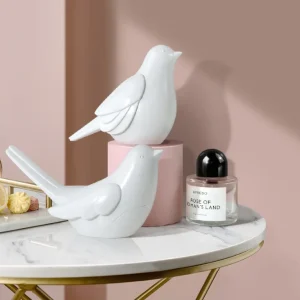 figurines oiseaux céramique blanche brillante design minimaliste lignes arrondies ailes sculptées petit contemporain style scandinave finition lisse sobre cadeau artisanal figurines oiseaux céramique blanche brillante design minimaliste lignes arrondies ailes sculptées petit contemporain style scandinave finition lisse sobre cadeau artisanal