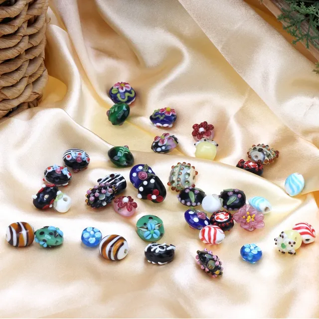 Perles de verre ovales gravées au chalumeau faites à la… – vue 5