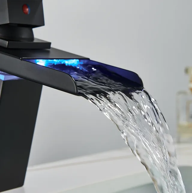 Robinets de centre commercial d'eau chaude et froide – vue 3