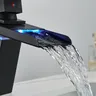 Robinets de centre commercial d'eau chaude et froide – vue 3