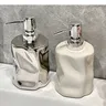 Bouteille de désinfectant pour les mains de luxe – vue 2