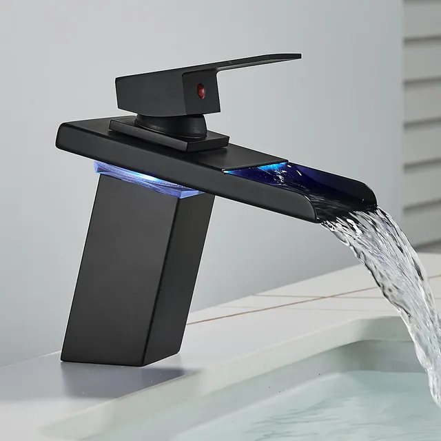 Robinets de centre commercial d'eau chaude et froide – vue 2