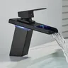 Robinets de centre commercial d'eau chaude et froide – vue 2