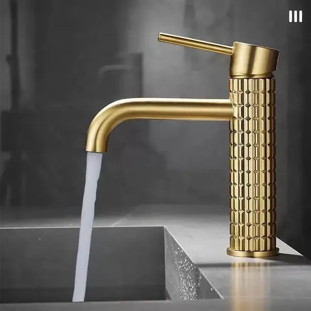 Robinets de lavabo de salle de bains en or brosse – vue 6
