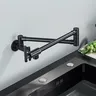 Robinet de cuisine mural en laiton noir – vue 3