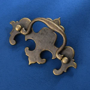 poignée armoire tiroir laiton vieilli antique baroque rococo volutes sculptée plaque décorative patinée brun doré anse bombée rosaces