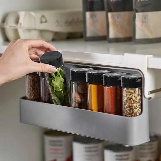 Stockage de bouteilles d'épices T1 sous le bureau