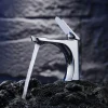 mitigeur lavabo monocommande cascade bec ouvert arche monolevier monotrou contemporain chrome poli miroir acier inoxydable compact lignes épurées réfléchissante céramique