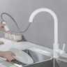 Robinets d'évier de cuisine tactiles blancs avec… – vue 3