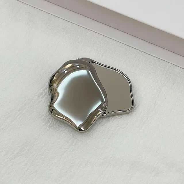 Miroir de maquillage portatif en forme de coeur – vue 3