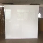 Panneau PVC acrylique blanc laqué haute brillance personnalisable logo mariage scène fond décoratif moderne minimaliste durable résistant surmesure modulable rapide